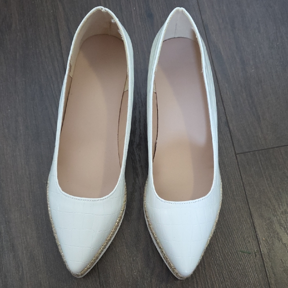 Women's Pointed Toe shoe in White with Gold Trim, Small Wedge